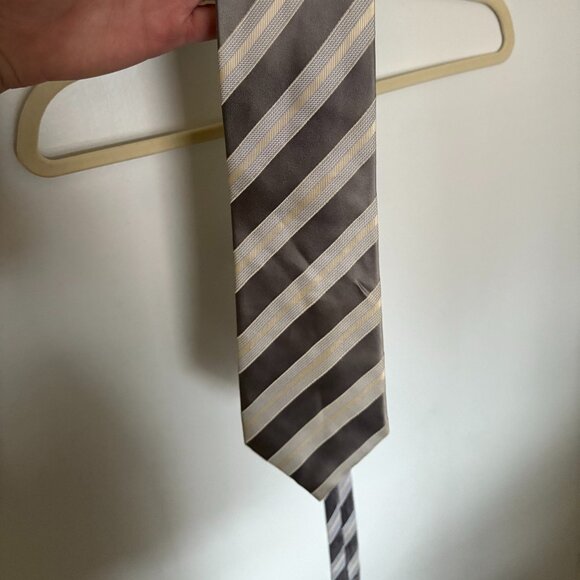 Donald J. Trump Signature Collection Neck Tie. 100% Silk. White, Gray, Gold - Picture 3 of 6
